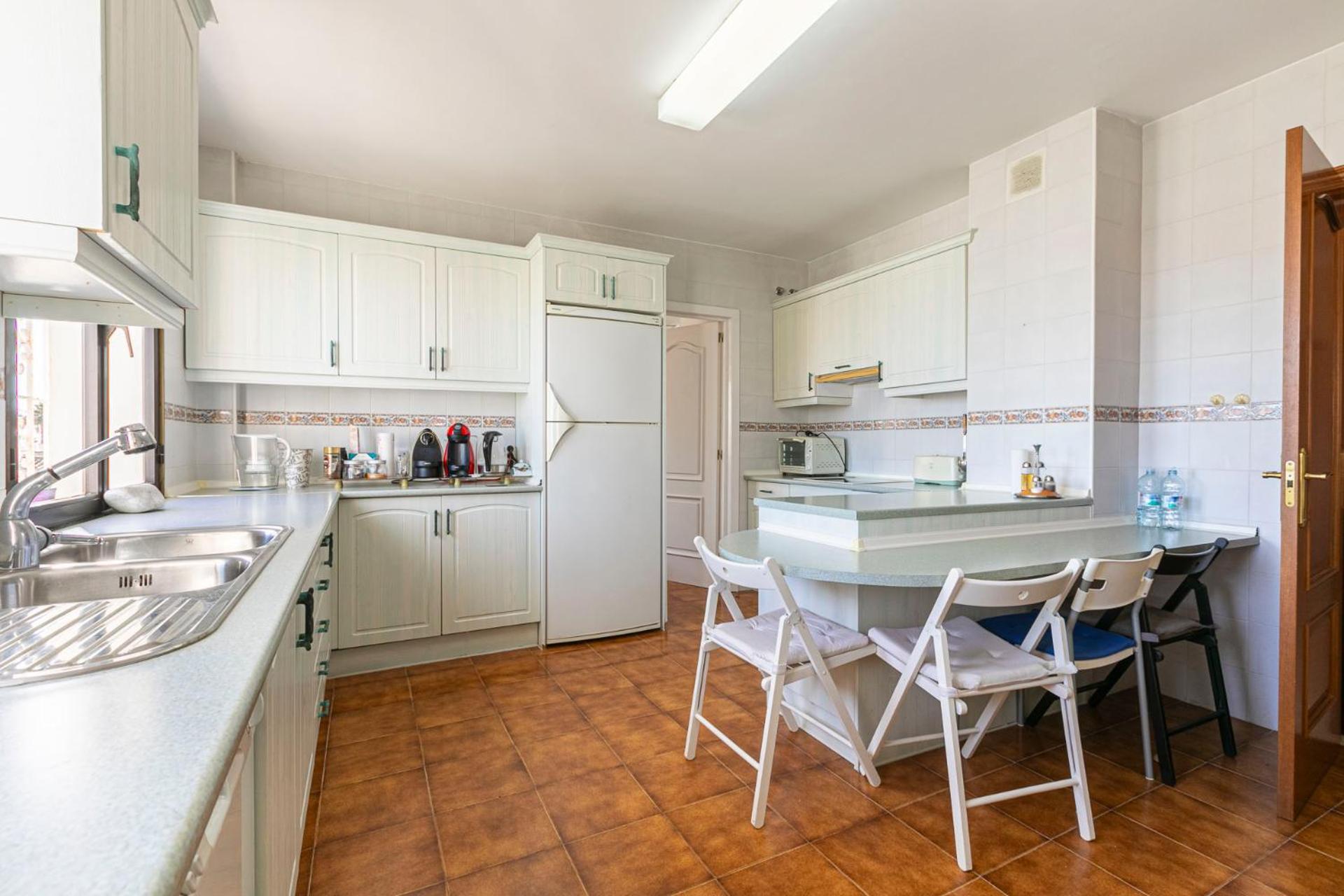 Apartment Stylish And Spacious 3 Bedroom *