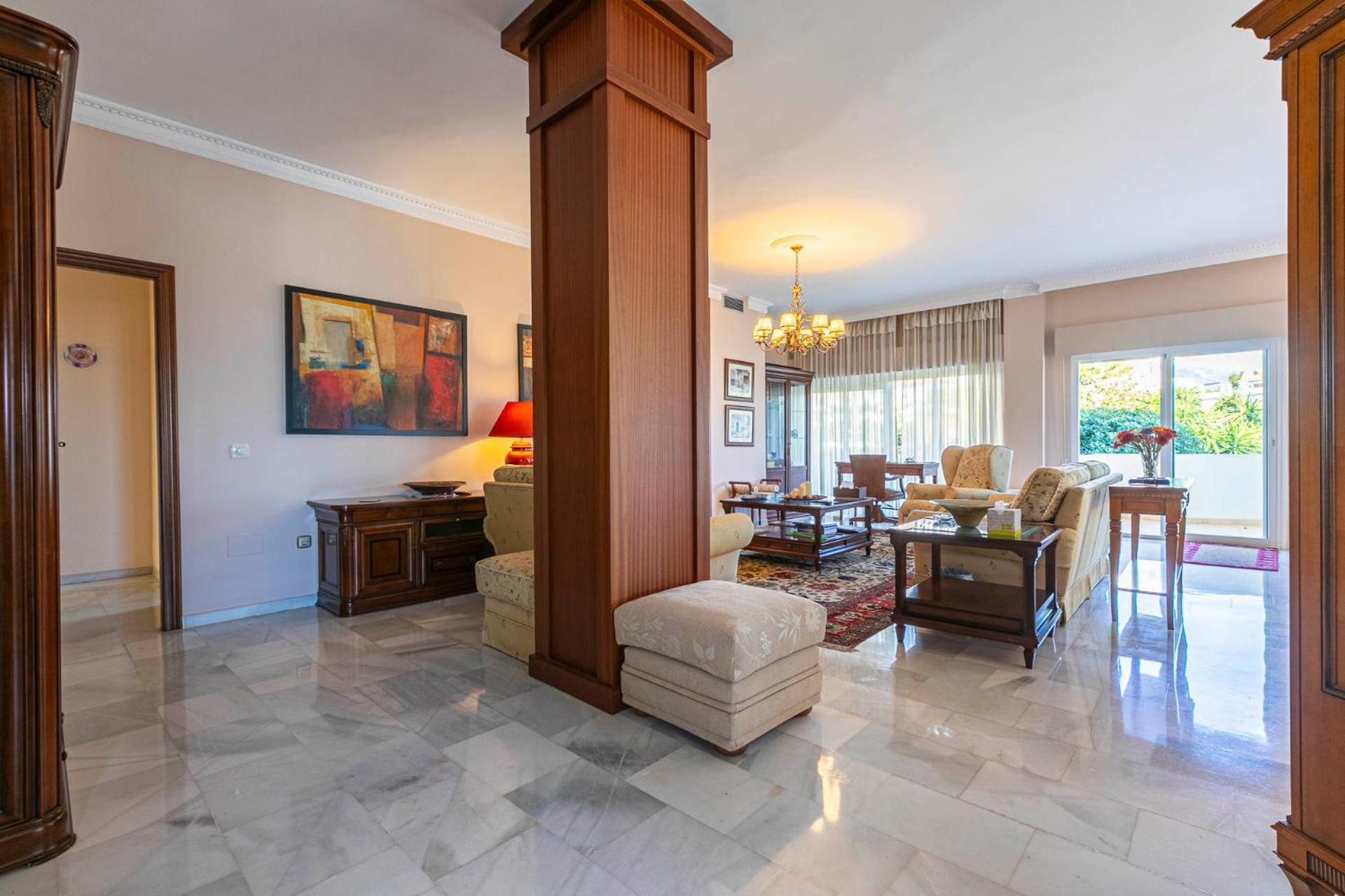 Stylish And Spacious 3 Bedroom Apartment *
